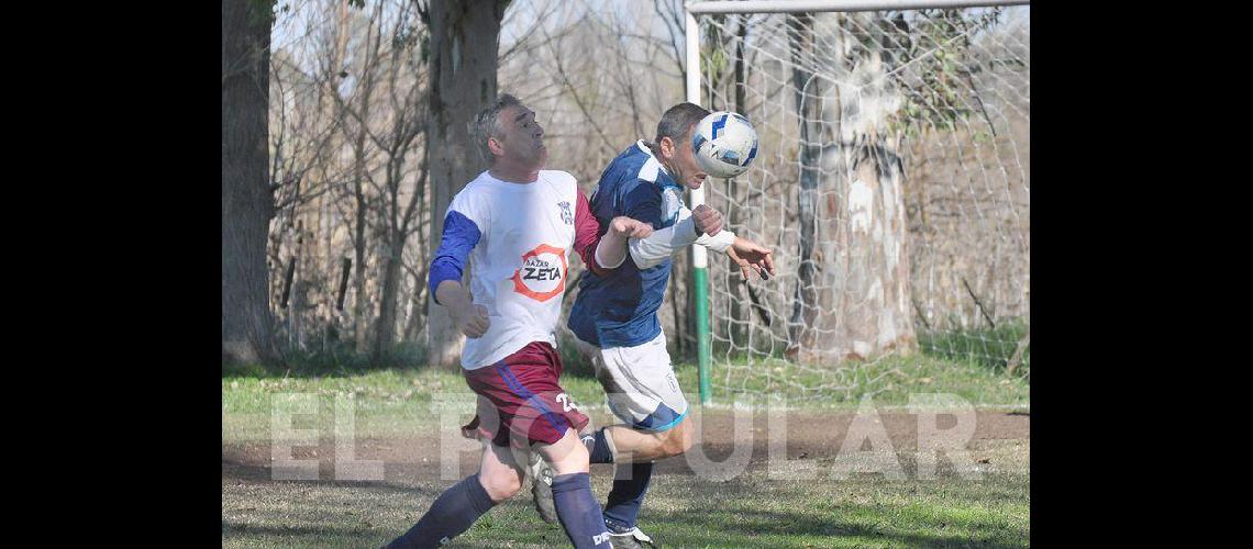 El fuacutetbol de cada saacutebado en los barrios