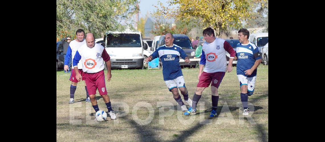 El fuacutetbol de cada saacutebado en los barrios