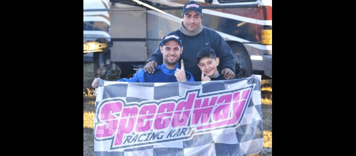 JosÃ© Fani y su preparador celebran la pole en MÃ�ster 150cc 