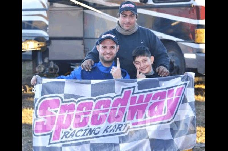 JosÃ© Fani y su preparador celebran la pole en MÃ�ster 150cc 