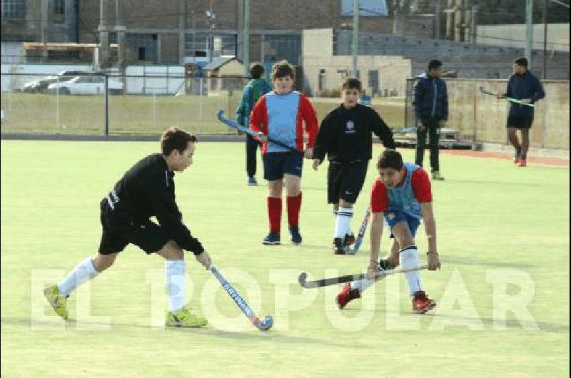 Estudiantes y LilÃ�n jugaron en la cancha sintÃ©tica del albinegro 