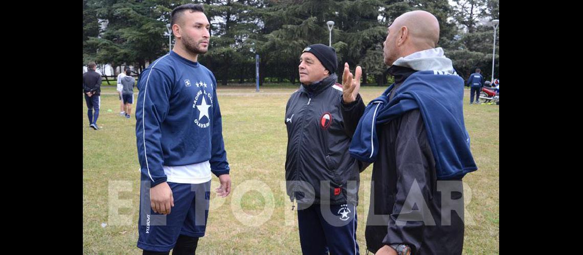 Alan Depotte con el DT Carlos Girardengo y el entrenador de arqueros Jorge Salguero 