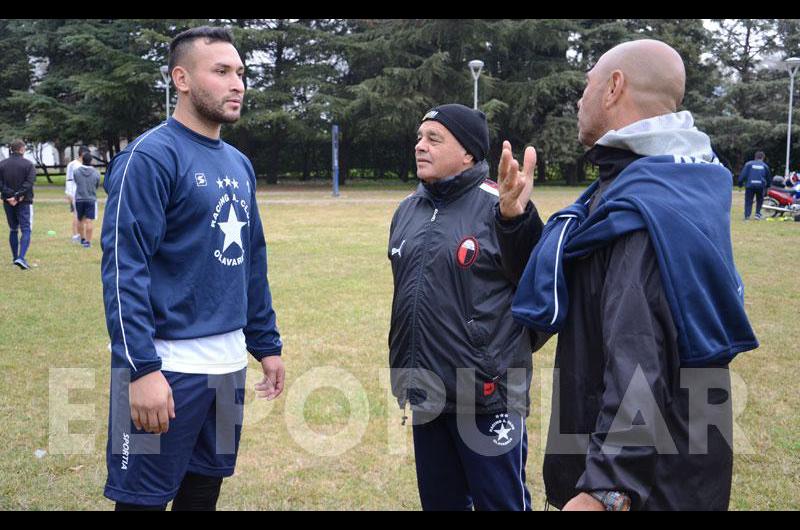 Alan Depotte con el DT Carlos Girardengo y el entrenador de arqueros Jorge Salguero 