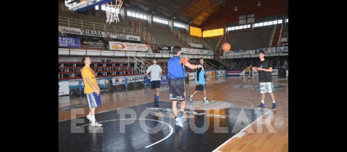 El equipo de OlavarrÃ­a se entrenÃ³ ayer al mediodÃ­a en el Maxigimnasio del Club AtlÃ©tico Estudiantes 