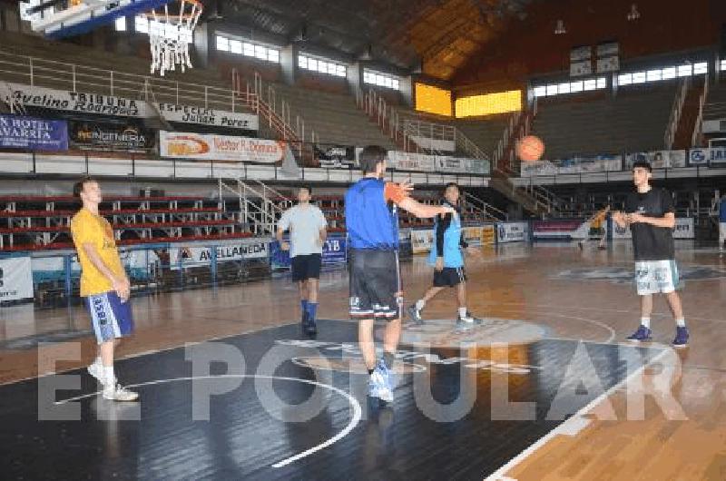 El equipo de OlavarrÃ­a se entrenÃ³ ayer al mediodÃ­a en el Maxigimnasio del Club AtlÃ©tico Estudiantes 