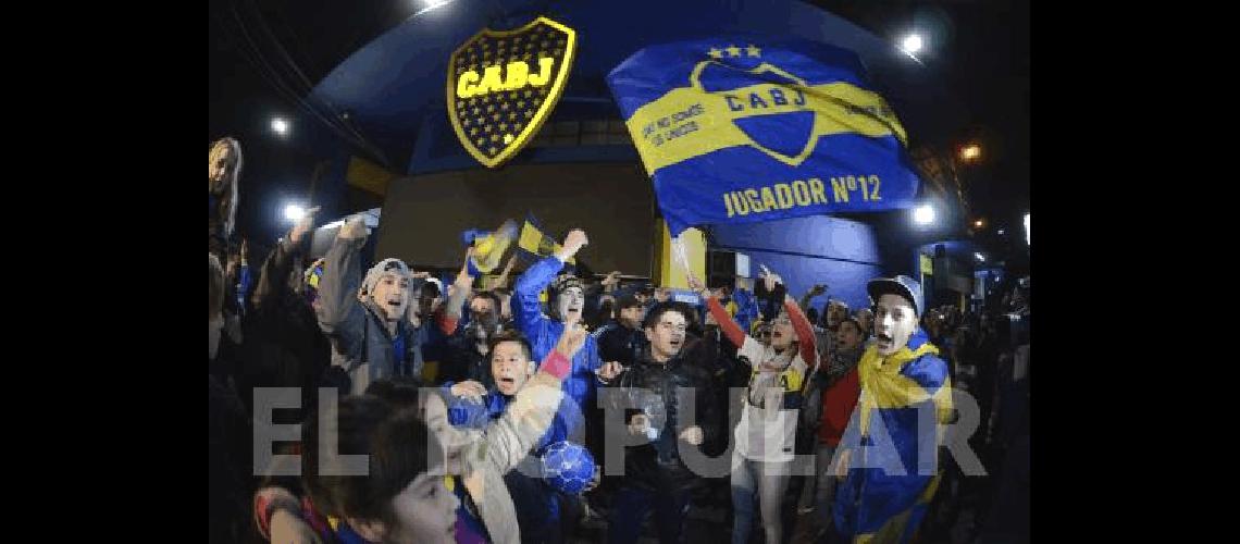 La gente se acercÃ³ a La Bombonera para festejar un nuevo tÃ­tulo de Boca Juniors 