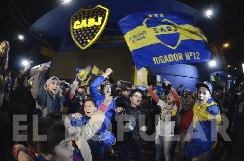 La gente se acercÃ³ a La Bombonera para festejar un nuevo tÃ­tulo de Boca Juniors 