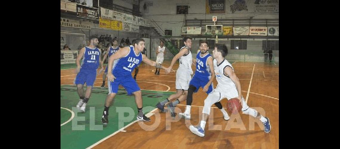 El equipo de OlavarrÃ­a logrÃ³ un triunfo muy complicado ante La Plata FermÃ­n Tyhgesen anotÃ³ el triple decisivo 