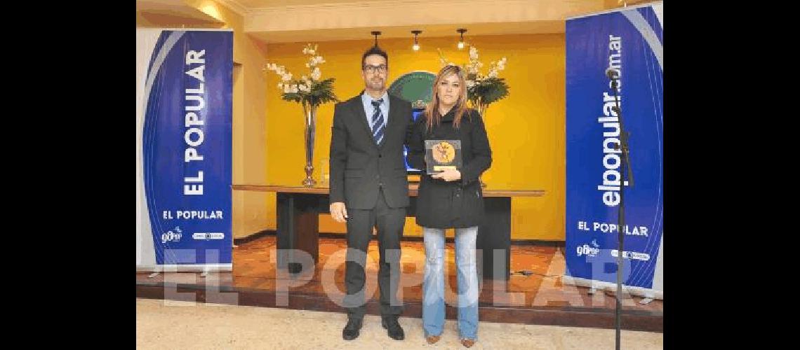 Lucas Pagano entregÃ³ la distinciÃ³n a Alejandra MadueÃ±a de Ãptica Vilanova 