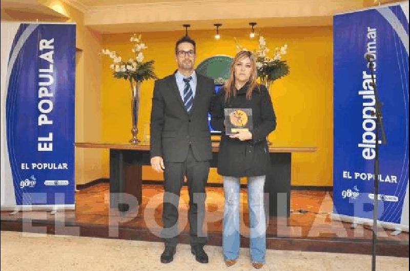 Lucas Pagano entregÃ³ la distinciÃ³n a Alejandra MadueÃ±a de Ãptica Vilanova 