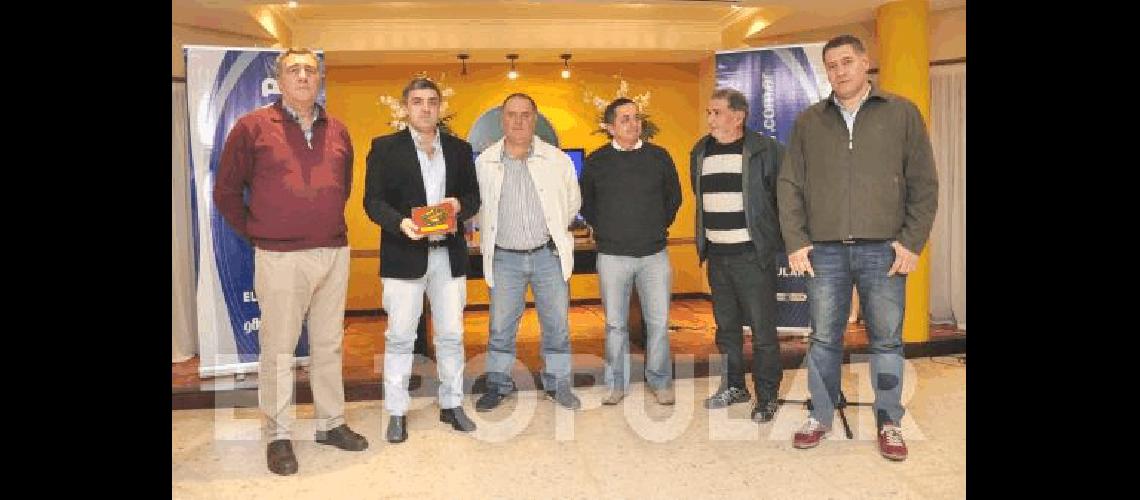 Parte de la ComisiÃ³n Directiva recibiÃ³ la distinciÃ³n para Club El FortÃ­n 