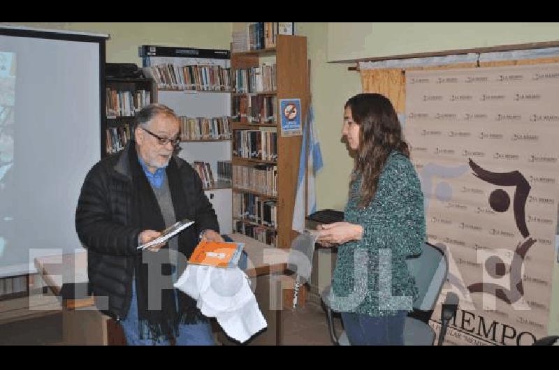 Laura Capdevielle de la Biblioteca de Platense recibiÃ³ material por parte de Giardinelli 