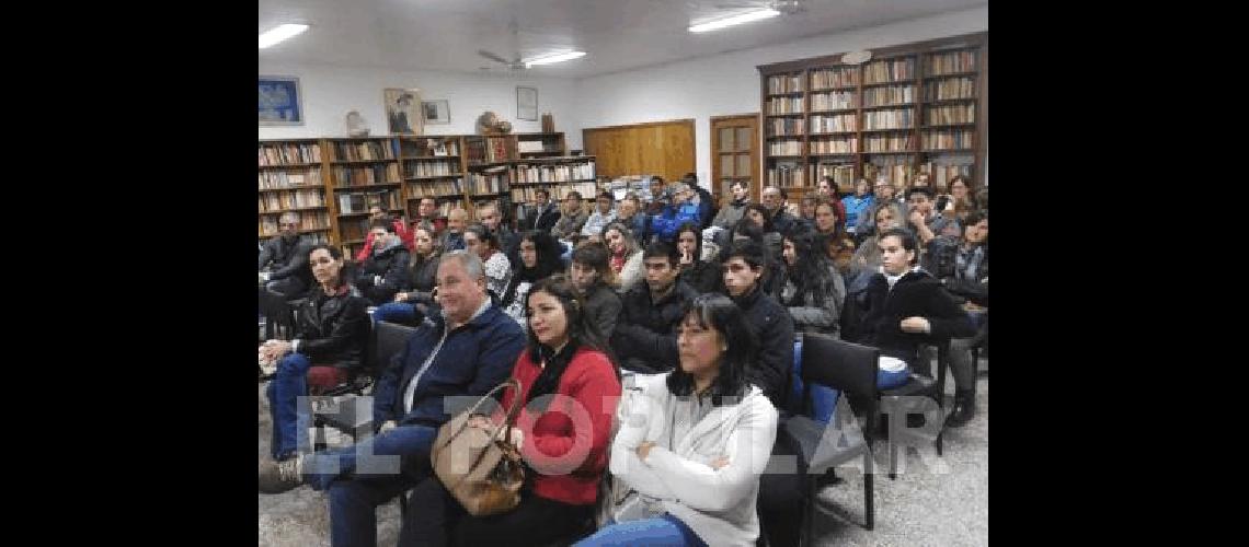 El escritor tambiÃ©n ofreciÃ³ una charla en la Biblioteca Popular 