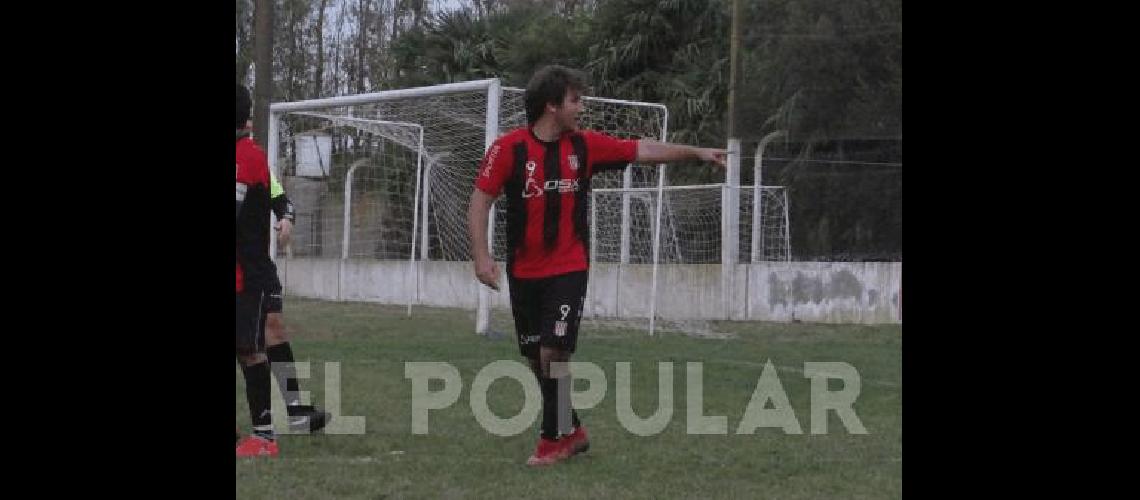 Julio Billani festeja uno de los dos goles con los que Ingeniero le ganÃ³ 4 a 1 a Juventud 