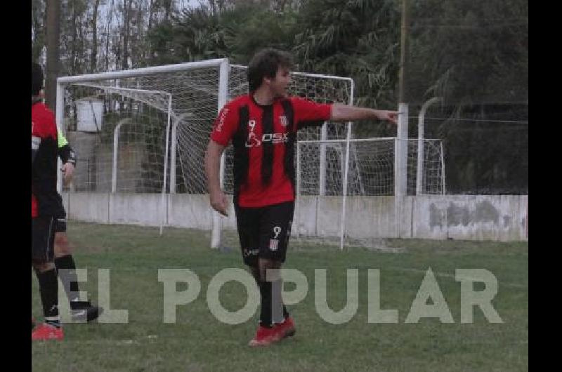 Julio Billani festeja uno de los dos goles con los que Ingeniero le ganÃ³ 4 a 1 a Juventud 