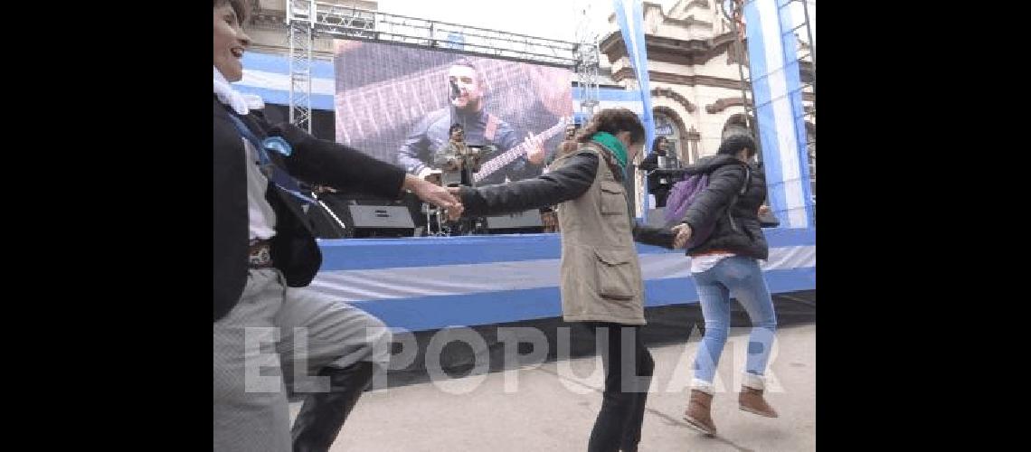 Arriba del escenario y en las calles los festejos se vivieron como una fiesta 