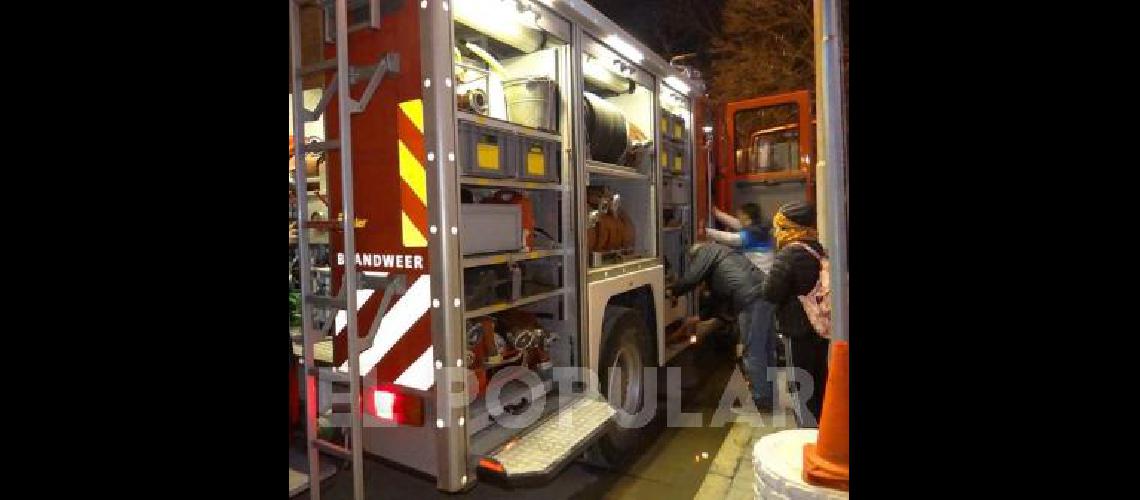 El vehÃ­culo autobomba tiene 4000 litros de agua y estÃ� equipada para incendios de campo y accidentes 