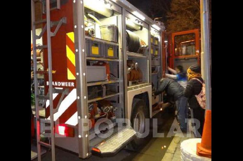 El vehÃ­culo autobomba tiene 4000 litros de agua y estÃ� equipada para incendios de campo y accidentes 