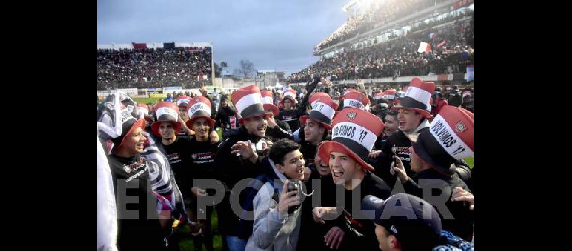 Todo Chacarita festeja el ascenso conseguido a la Primera DivisiÃ³n 