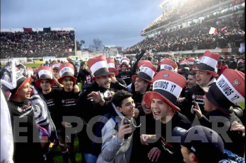 Todo Chacarita festeja el ascenso conseguido a la Primera DivisiÃ³n 