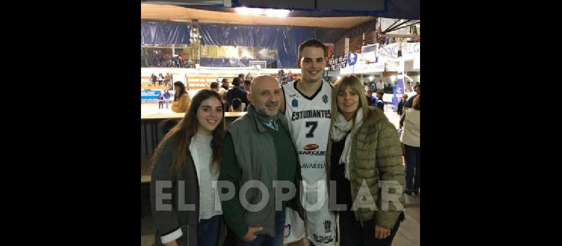 Ignacio Galardo jugador de las formativas del Bata junto a su familia 