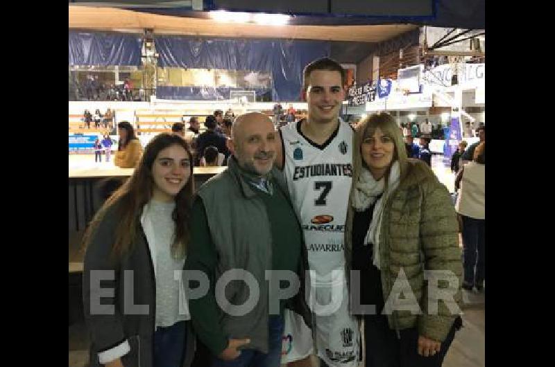 Ignacio Galardo jugador de las formativas del Bata junto a su familia 