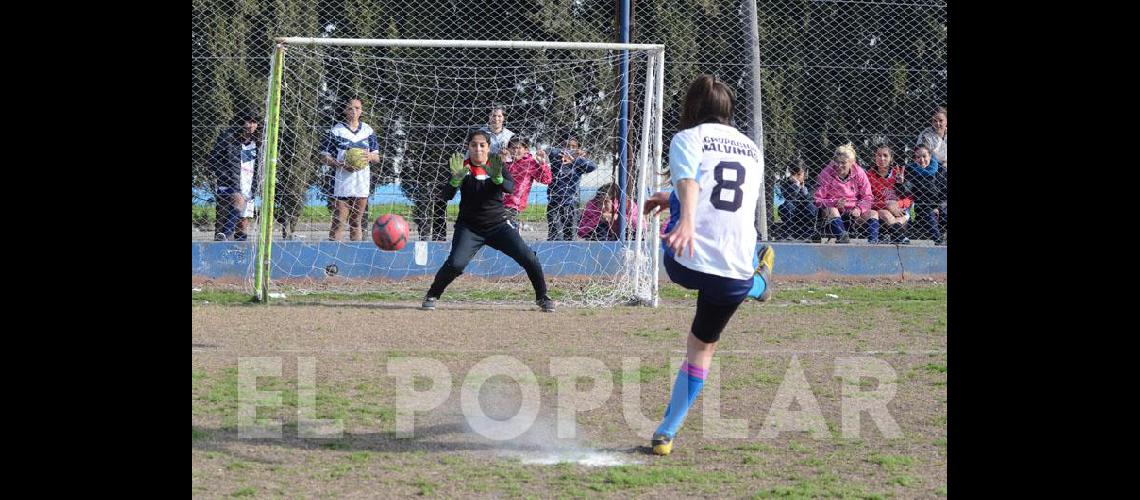 Vuelve el fuacutetbol femenino