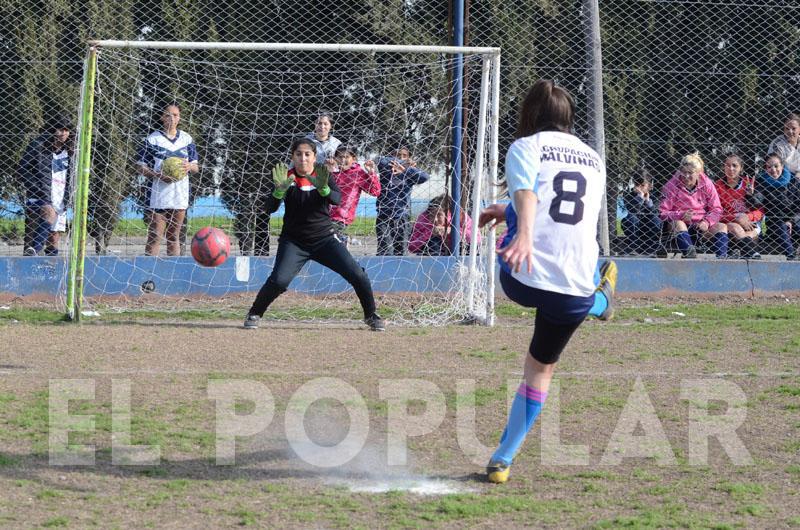 Vuelve el fuacutetbol femenino