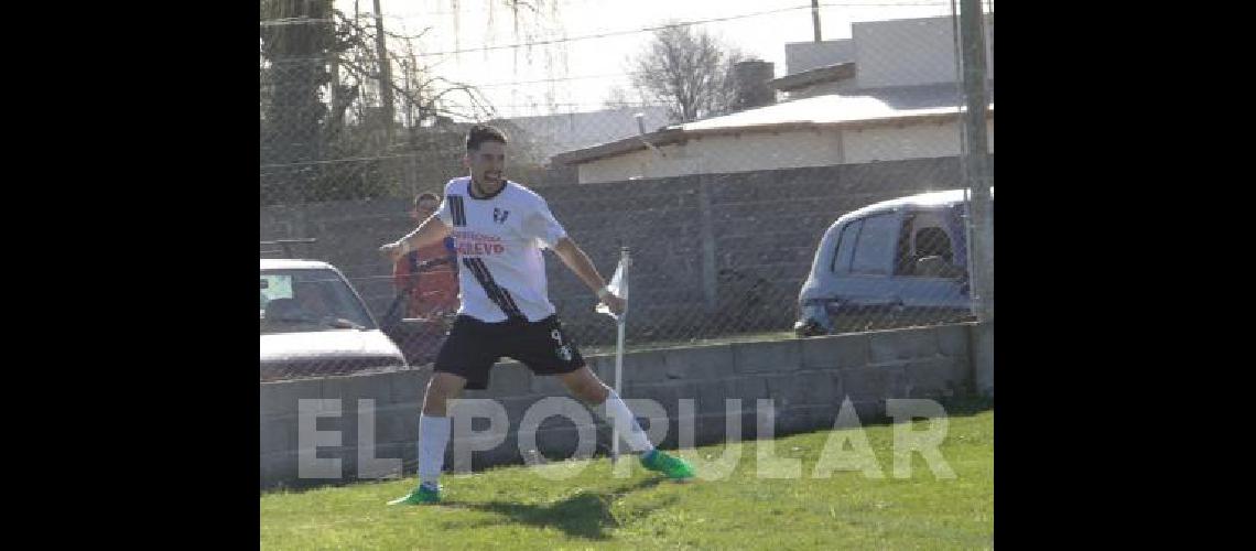 Blas Gadea festeja su gol el segundo de Racing de LÃ­bano 