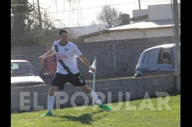 Blas Gadea festeja su gol el segundo de Racing de LÃ­bano 