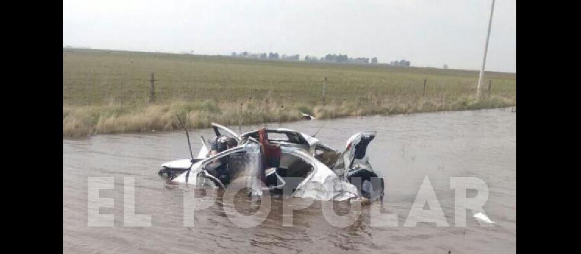 El auto quedÃ³ destrozado y en medio de una cuneta con mucha agua 