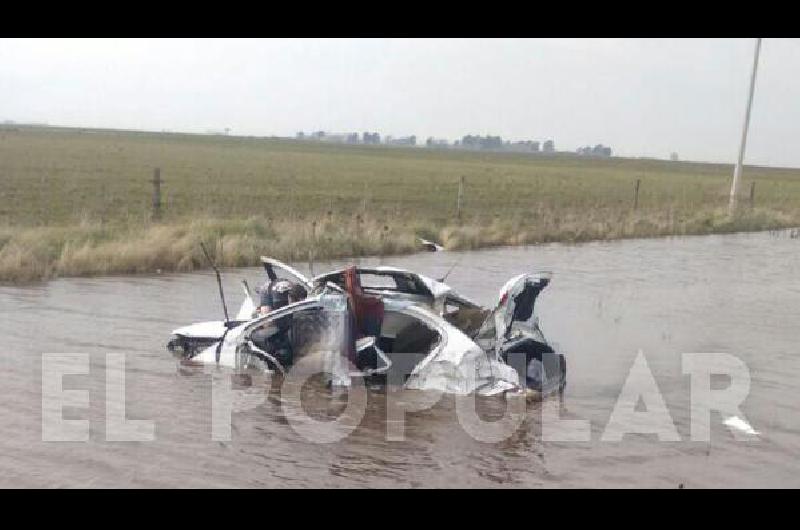 El auto quedÃ³ destrozado y en medio de una cuneta con mucha agua 