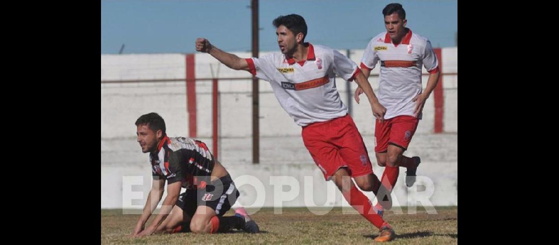 Huracaacuten sigue puntero e invicto