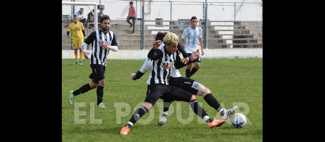 Estudiantes le propinoacute a Ferro la primera derrota del antildeo