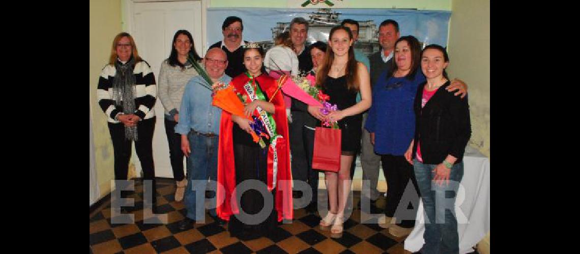 La nueva reina y la reina saliente junto a integrantes de la ComisiÃ³n Directiva de los italianos de Laprida 