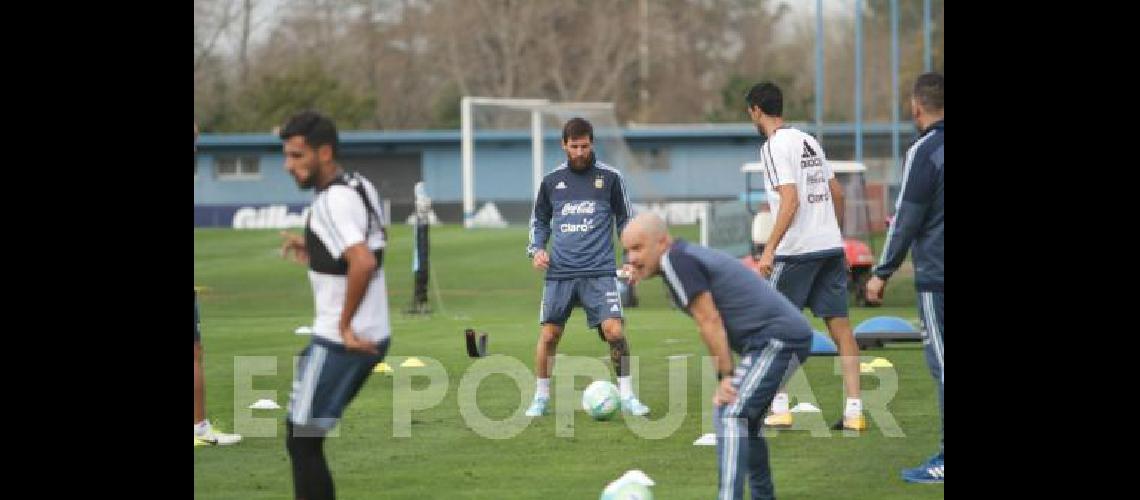 Lionel Messi llegÃ³ a la Argentina y trabajÃ³ a la par de sus compaÃ±eros 