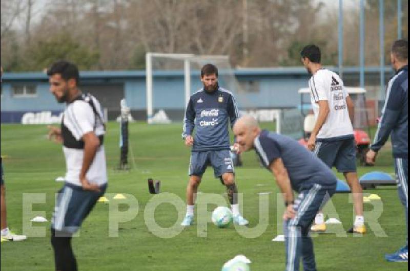 Lionel Messi llegÃ³ a la Argentina y trabajÃ³ a la par de sus compaÃ±eros 