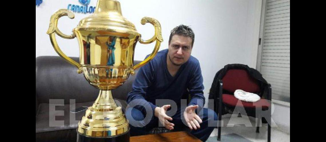 Javier Lobo y la copa que ganÃ³ Consagrados tras quedarse con el Nacional 