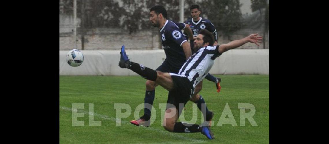 Racing con dos hombres menos se quedoacute con los tres puntos