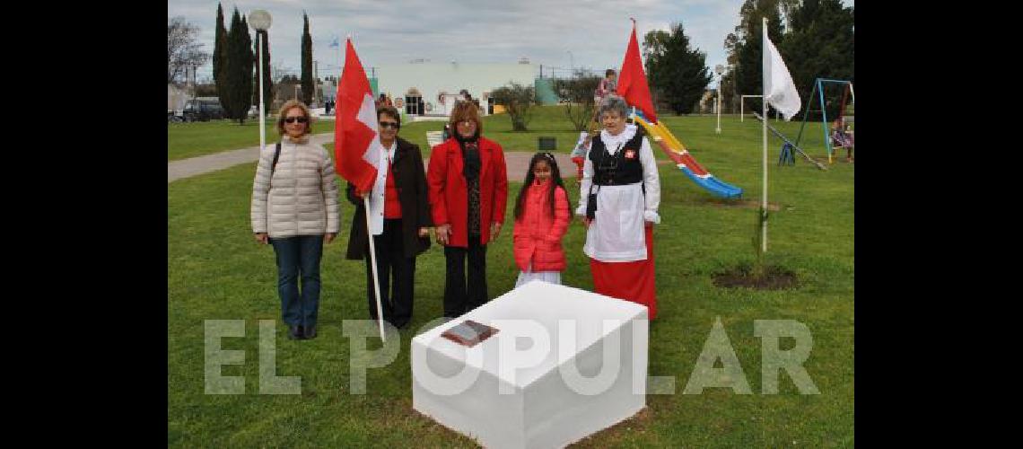 Representantes y descendientes de  suizos descubrieron una placa 