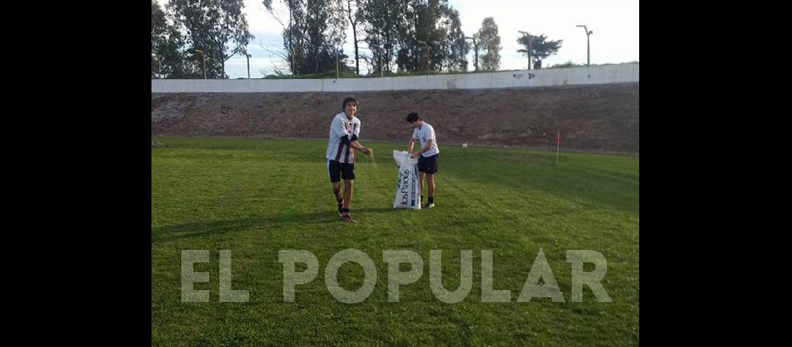 Los chicos sembraron la cancha