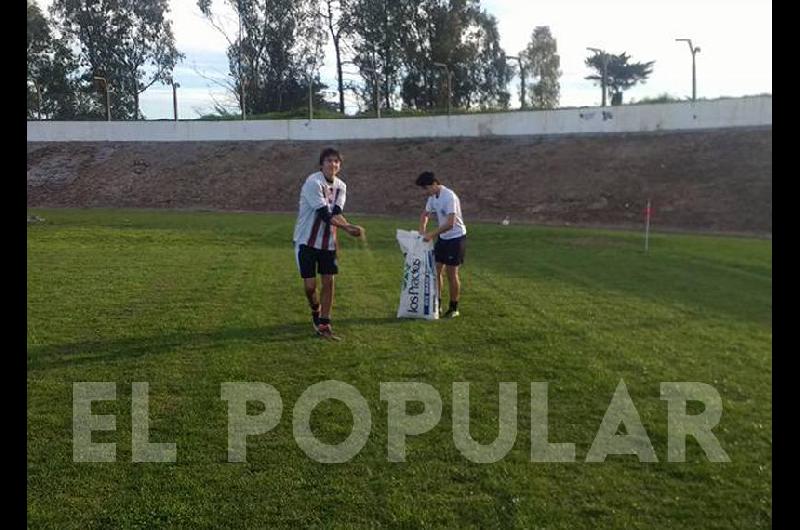 Los chicos sembraron la cancha