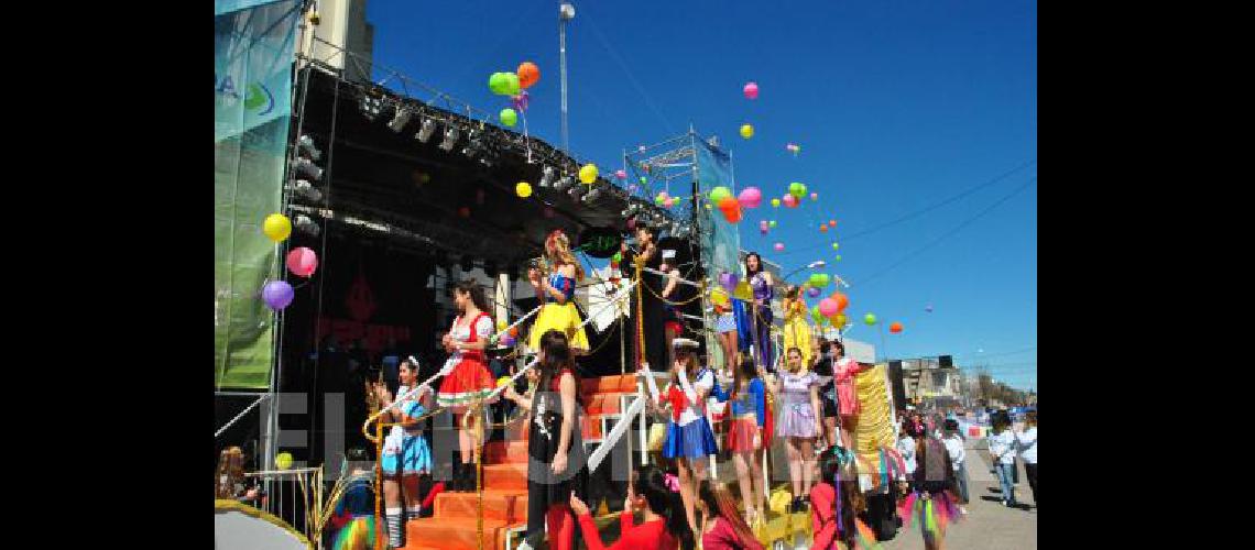 Las reinas abrieron el desfile con sus trajes de grandes cuentos para niÃ±os 