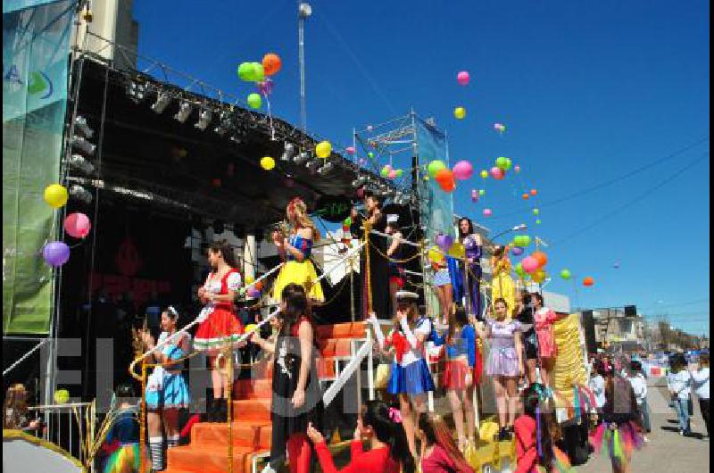 Las reinas abrieron el desfile con sus trajes de grandes cuentos para niÃ±os 