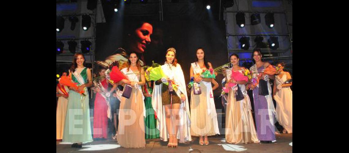 La nueva reina junto a la reina saliente y princesas del aniversario de Laprida 