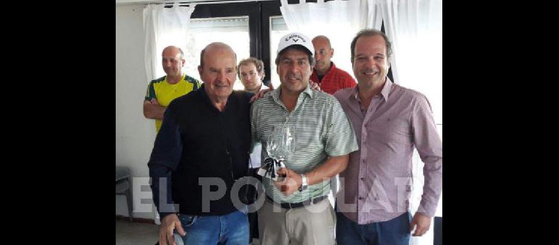 NÃ©stor Leiva recibiÃ³ el premio de Jorge y GermÃn Aramburu 