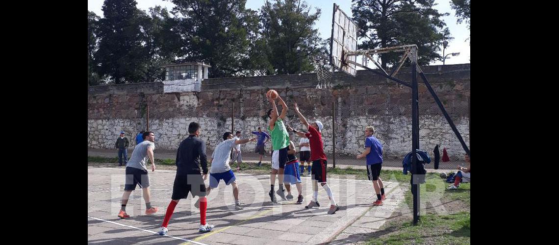 El equipo carbonero jugoacute en la cancha de la Unidad 2