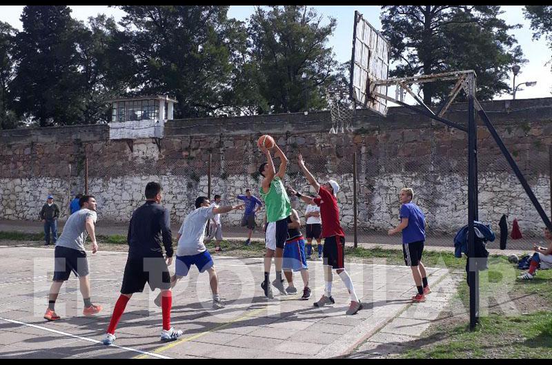 El equipo carbonero jugoacute en la cancha de la Unidad 2