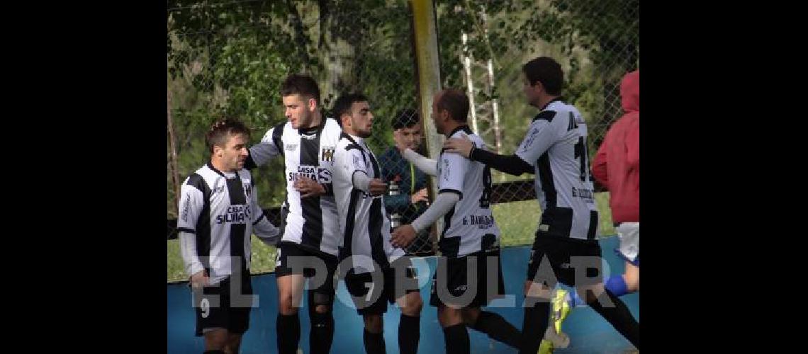 Todos los jugadores de Jorge Newbery felicitan a Sergio Bertellys por su gol y su gran partido ante Barracas 