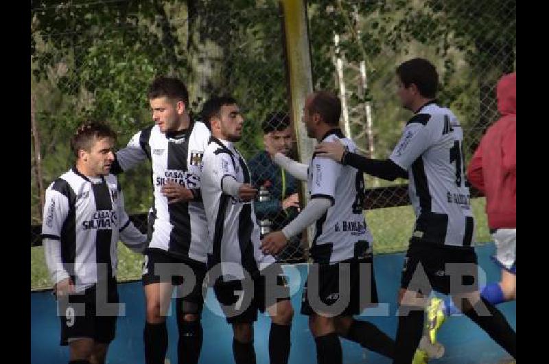 Todos los jugadores de Jorge Newbery felicitan a Sergio Bertellys por su gol y su gran partido ante Barracas 